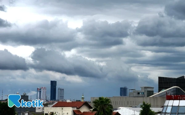 Thumbnail Berita - Kota Surabaya Diprediksi Hujan Petir Hari Ini! Cek Daerahmu Sekarang