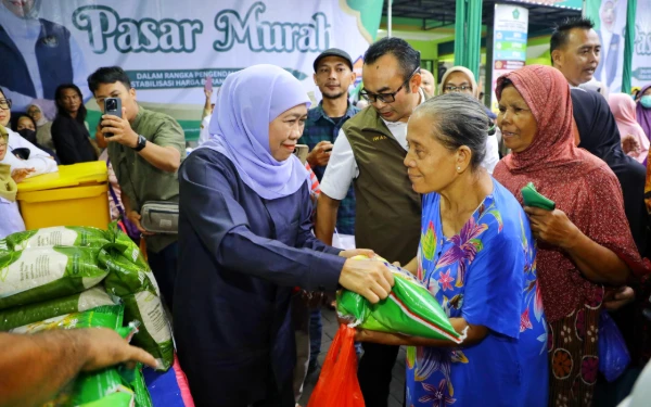 Thumbnail Berita - Jawa Timur Gempar Pasar Murah! Gubernur Khofifah Selamatkan Dompet Rakyat, Tapi Sosiolog Ingatkan Ini...