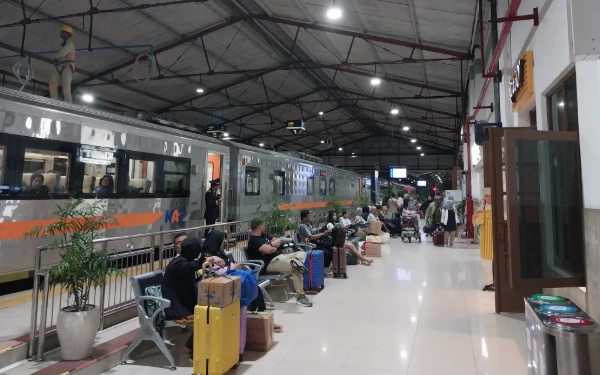 Thumbnail Berita - Masa Angkutan Nataru, KAI Daop 7 Madiun Sediakan 65.556 Tiket Kereta Api Jarak Jauh
