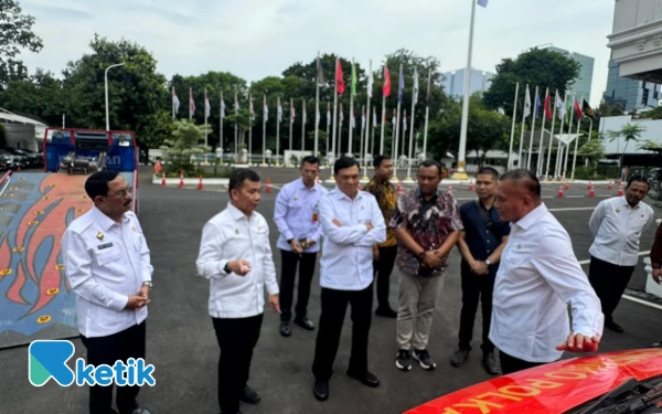 Menko Polkam Kirim Bantuan 4 Ton Pakaian dan Satu Unit Mobil Water Treatment ke Aceh