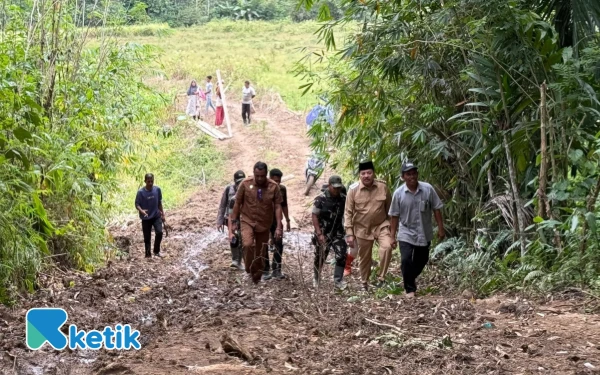 Thumbnail Berita - Perjuangan Bupati Nagan Raya, Demi Temui Korban Banjir Terpaksa Jalan Kaki Lima Kilometer