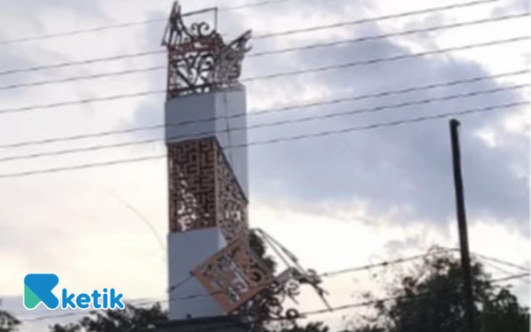 Thumbnail Berita - Baru Dibangun, Tugu Rp1 Miliar di Jombang Roboh