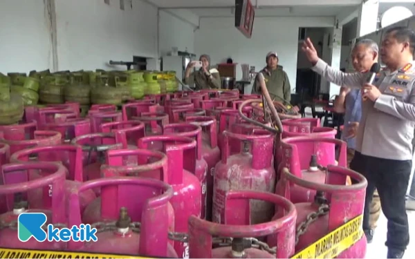 Thumbnail Berita - Pelaku Pengoplos Bright Gas dengan Elpiji Subsidi Ditangkap Polrestabes Surabaya