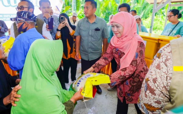 Beras SPHP Cuma Rp11.000, Pasar Murah Khofifah Turunkan Beban Ibu-Ibu di Bangkalan