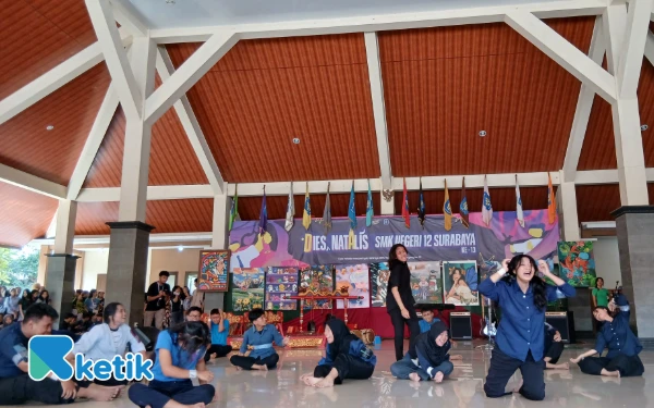 Teater SMKN 12 Surabaya Tampilkan 'Apa Hayooo?' di Dies Natalis, Angkat Isu Gadget hingga Pergaulan Bebas