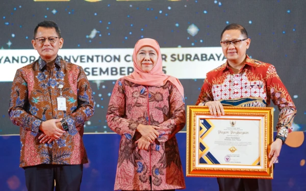 Gubernur Khofifah Serahkan Penghargaan Layanan Publik dan Kinerja 2025
