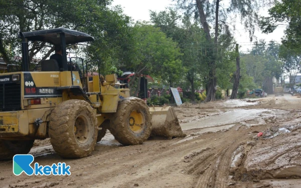 Pemkot Langsa Kerahkan Alat Berat Tangani Lumpur dan Sampah