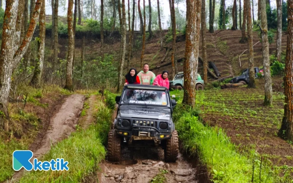 Thumbnail Berita - Diburu Wisatawan! Offroad Ekstrem Coban Talun Kota Batu, Sensasi Taklukkan Jalur Berlumpur
