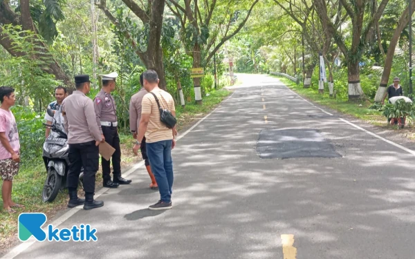 Thumbnail Berita - Gagal Salip Truk di Jalan Berlubang, Pengendara Motor di Pacitan Meninggal Dunia