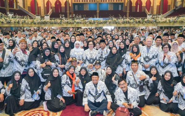 Thumbnail Berita - Khofifah Tegaskan Guru Penentu Karakter Generasi Emas, Kunci Jatim Pertahankan Prestasi Nasional