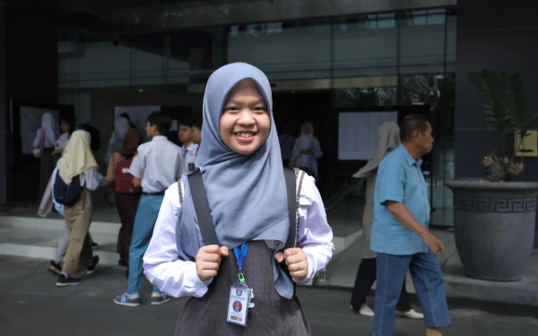 Thumbnail Berita - Cita-Cita Sejak Kelas 11 SMA, Azza Rela Terbang dari Palembang ke Surabaya Demi Masuk FK Unair