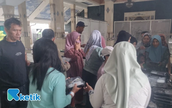 Hujan Tak Hentikan Langkah Komunitas Sejoli dan Ketik.com Berbagi Sarapan bagi Penunggu Pasien RSUP Dr Sardjito