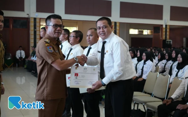 Thumbnail Bagikan 1.200 Sertifikat PPPK, Bupati Bandung: Hilangkan Pandangan Birokrasi Lambat