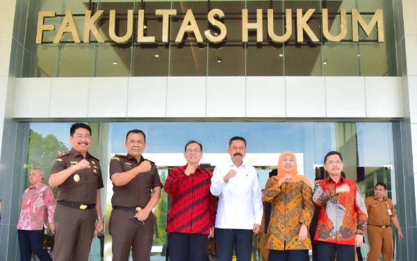 Thumbnail Berita - Gubernur Khofifah dan Kajati Jatim Tandatangani MoU Pidana Kerja Sosial