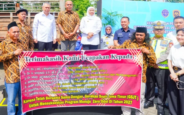 Gubernur Khofifah Terima Penghargaan Penanganan ODOL dari Menhub, Komitmen Wujudkan Jatim Zero ODOL 2027
