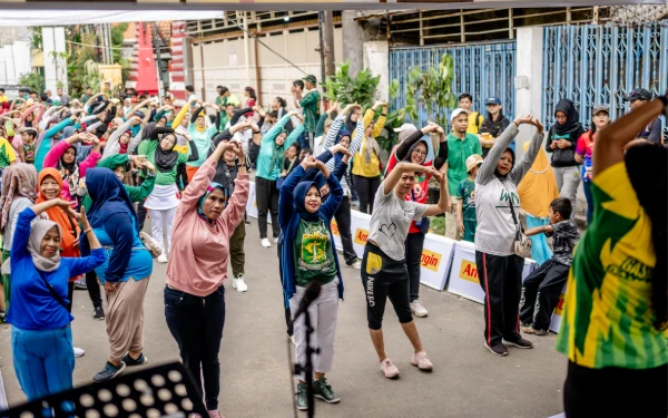 Thumbnail Berita - Pecah! 2 Pemain Asing Persebaya Bikin Heboh Krembangan, Warga Berebut Foto Bersama