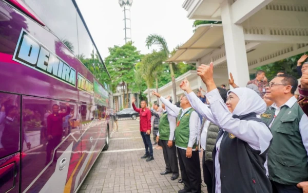 Thumbnail Berita - Gubernur Khofifah Lepas 55 Transmigran Jatim ke Tiga Provinsi