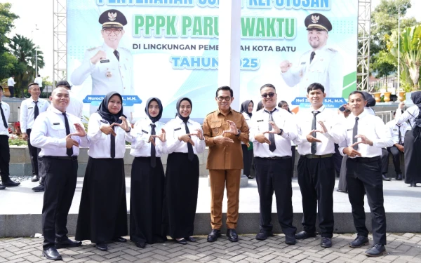Wali Kota Batu Serahkan 1.233 SK PPPK, Ajak Kerja Totalitas dan Bertanggung Jawab