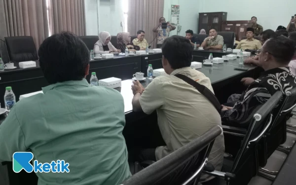 Thumbnail Berita - Komisi C DPRD Jombang Tegaskan Ada Kesalahan Konstruksi Tugu Rp1 Miliar, Kontraktor Terancam Di-blacklist