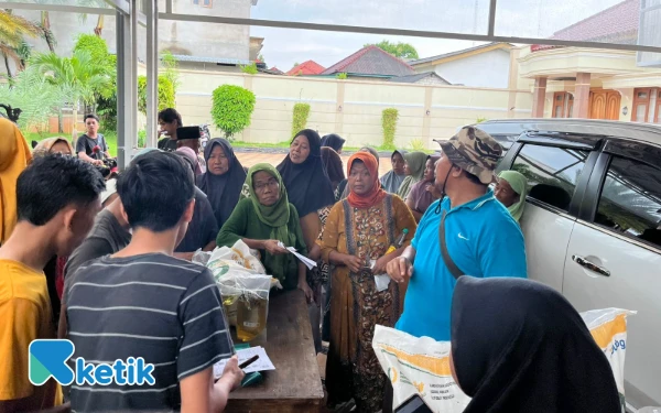 Pemdes Tamberu Timur Salurkan Bantuan 20 Kilogram Beras dan 4 Liter Minyak untuk 80 KPM
