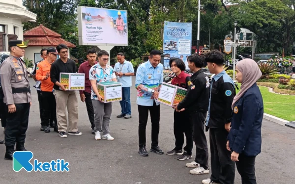 Thumbnail Berita - Ringankan Beban, Wali Kota Malang Serahkan Bantuan untuk 122 Mahasiswa Penyintas Bencana Sumatera