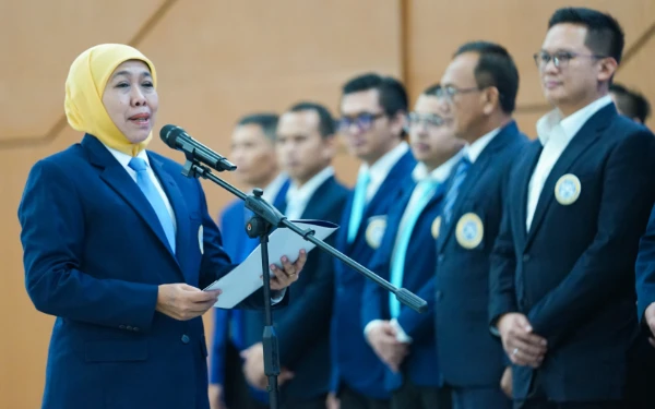 Thumbnail Berita - Khofifah Lantik Pengurus Pusat IKA UNAIR 2025–2030, Dorong Alumni Warnai Kolaborasi Pembangunan Daerah