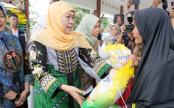 Gubernur Khofifah Gelar Pasar Murah di Desa Kapas Bojonegoro