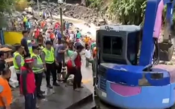 Banjir Bandang Guncang Wisata Guci Tegal, Akses Pancuran 13 Ditutup Sementara