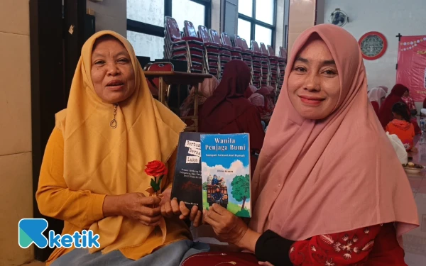 Rayakan Hari Ibu, Asosiasi Bank Sampah Gresik Bagikan Mawar dari Limbah Jelantah dan Launching Buku