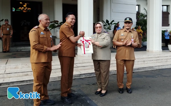 Thumbnail Berita - Lampaui Target! Pemkot Malang Terima 103 Sertifikat Elektronik untuk Amankan Aset dari Sengketa