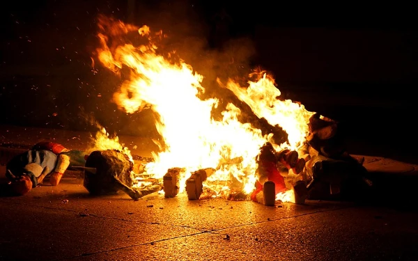 Bukan Kembang Api, Inilah Negara yang Bakar 'Politisi' saat Malam Tahun Baru!