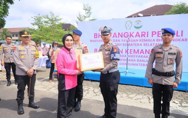 Lima Truk Bantuan Kemanusiaan Bhayangkari Polda Sumsel Diberangkatkan ke Aceh dan Sumut