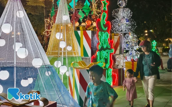 [FOTO] Gemerlap Warna-warni Ornamen Natal di Surabaya