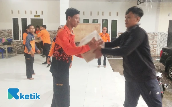 BPBD Jatim-Gresik Turunkan Bantuan untuk Warga Benjeng Korban Banjir Kali Lamong