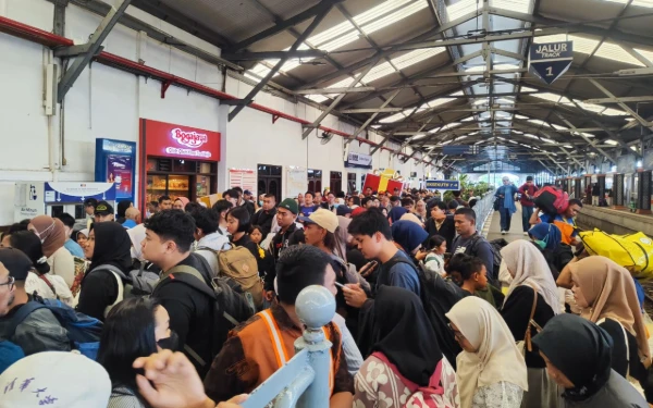 Thumbnail Berita - Puncak Arus Nataru! 49.583 Orang Gunakan Kereta Api dari Daop 8 Hari Ini
