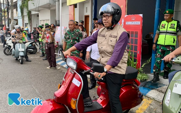 Wali Kota Batu Cak Nur 'Nyoride' Pakai Vespa Pantau Kesiapan Pospam Nataru