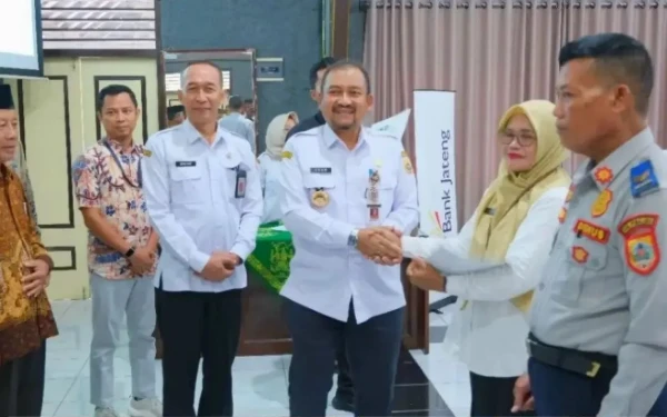 Thumbnail Berita - Bupati Pemalang Harap Semangat Pengabdian PNS Tetap Terjaga Meski Masuki Purna Tugas