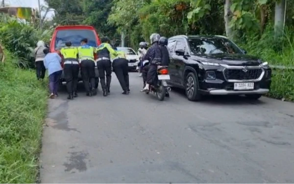 Sigap! Tim Urai Polres Tegal Evakuasi Truk Semen dan Angkot Mogok, Lalu Lintas OW Guci Kembali Lancar