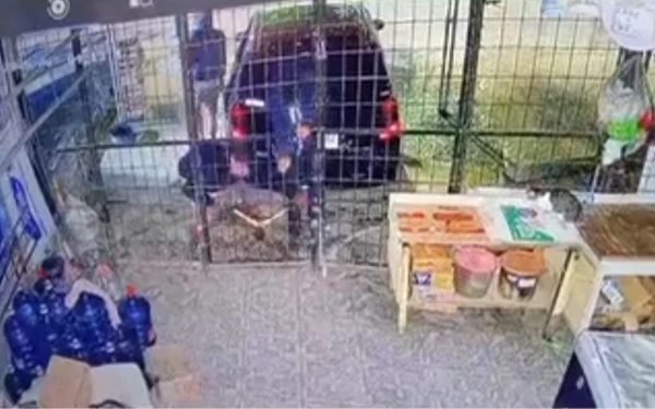 Thumbnail Berita - Maling Bermobil Bobol Toko Sembako di Sukarami Palembang, Aksi Potong Terali Terekam CCTV