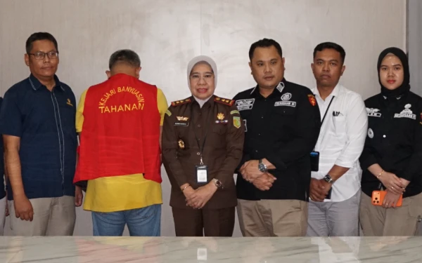 Thumbnail Berita - Tak Ada Kompromi, Kajari Banyuasin Erni Yusnita Pimpin Penahanan Direktur Kasus Pajak Rp2,6 Miliar