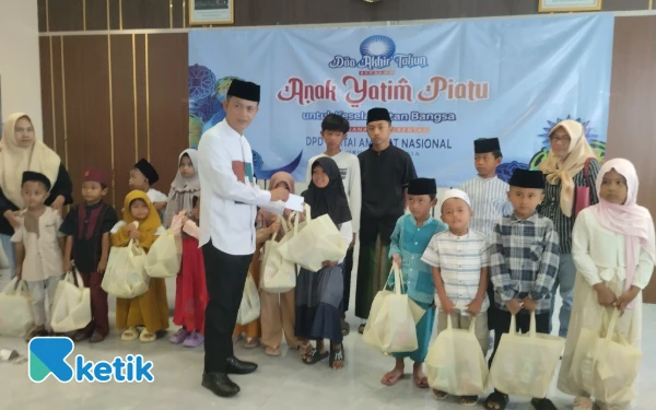 Thumbnail Berita - DPD PAN Bojonegoro Beri Santunan dan Doa Bersama Anak Yatim Piatu