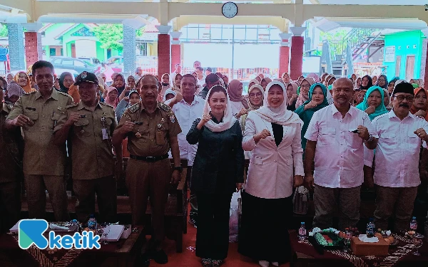 Legislator Novita Serap Aspirasi dan Bagi Sembako di Cilacap