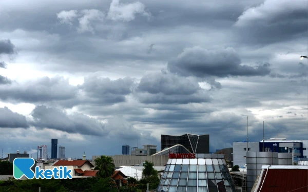 Thumbnail Berita - Kota Surabaya dan Lamongan Diprediksi Hujan Ringan Hari Ini! Cek Daerahmu Sekarang