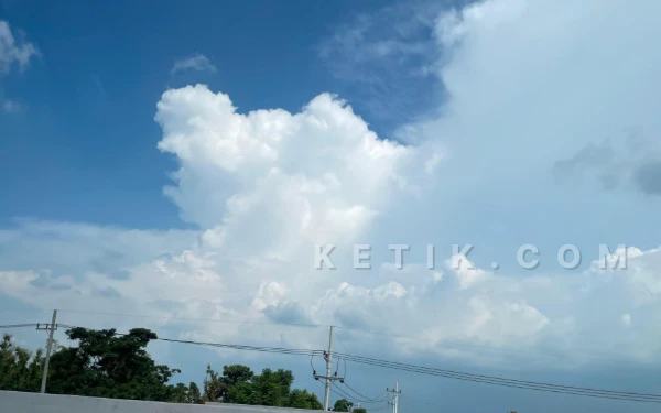 Thumbnail Berita - BMKG: Cuaca Kota Bandung 1 Januari 2026 Diprakirakan Hujan, Kota Lain Mayoritas Cerah Berawan