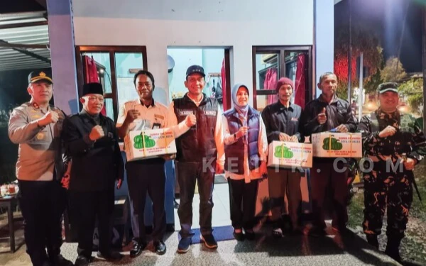 Thumbnail Berita - Bupati Bojonegoro Bersama Wabup dan Forkopimda Tinjau Pos Pantau, Pastikan Warga Nyaman Rayakan Tahun Baru
