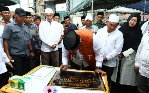 Thumbnail Berita - Jumat Perdana 2026, Bupati Halsel Resmikan Masjid Al-Itqiai Saketa