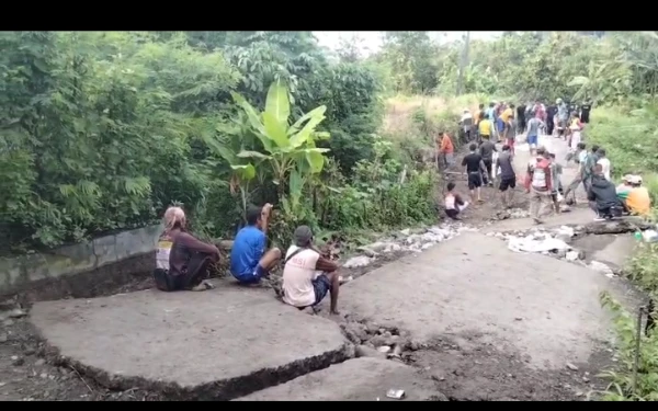 Hujan Deras Landa Bantarkawung Brebes Akibatkan Banjir, Longsor dan Jalan Antar Desa Amblas