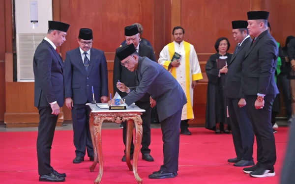 Thumbnail Berita - Wali Kota Surabaya Lantik 69 Pejabat, Termasuk Kadis Pendidikan! Ini Daftar Lengkapnya