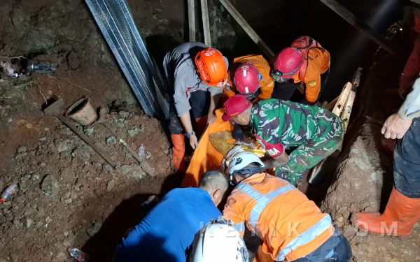 Tim SAR Gabungan Evakuasi 4 Jasad Pekerja yang Tertimbun Longsor di Jatinangor