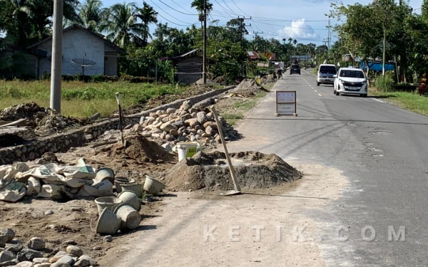 Proyek "Siluman" di Babahrot Jadikan Jalan Nasional Lahan Aduk Semen, Bahayakan Pengendara